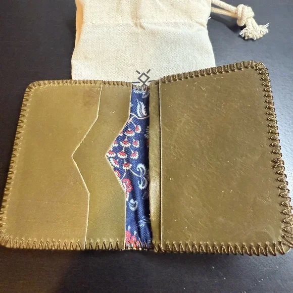 Lyons Leather Co. Limited Edition Sage Everyday Wallet - Picture 2 of 2